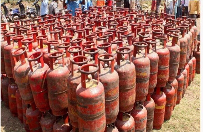 LPG Gas Cylinder: पुणे जिल्ह्यात घरगुती गॅस सिलिंडरचा पुरेसा साठा उपलब्ध असून नागरिकांनी अफवांवर विश्वास ठेवू नये, असे आवाहन जिल्हाधिकारी यांनी केले आहे.