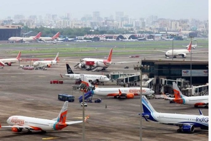 अमेरिका–इराण–इस्रायल संघर्षामुळे शेकडो उड्डाणे रद्द झाली असून हजारो प्रवासी अडकले आहेत.