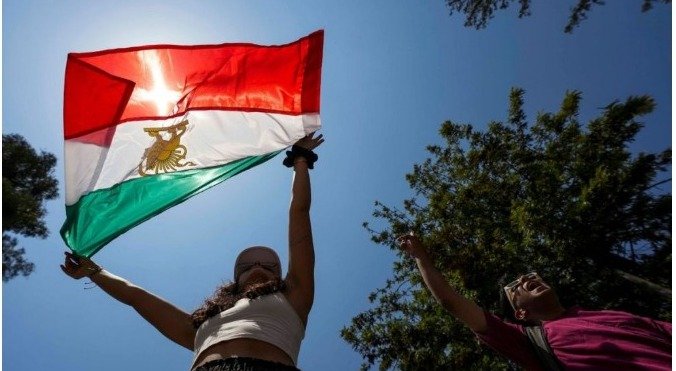 अमेरिका–इराण संघर्षाच्या पार्श्वभूमीवर इराणने होर्मुझ सामुद्रधुनी बंद केली असून तेथून जाण्याचा प्रयत्न करणाऱ्या जहाजांना कठोर इशारा दिला आहे. या घडामोडींमुळे मध्यपूर्वेतील तणाव अधिक वाढला आहे.