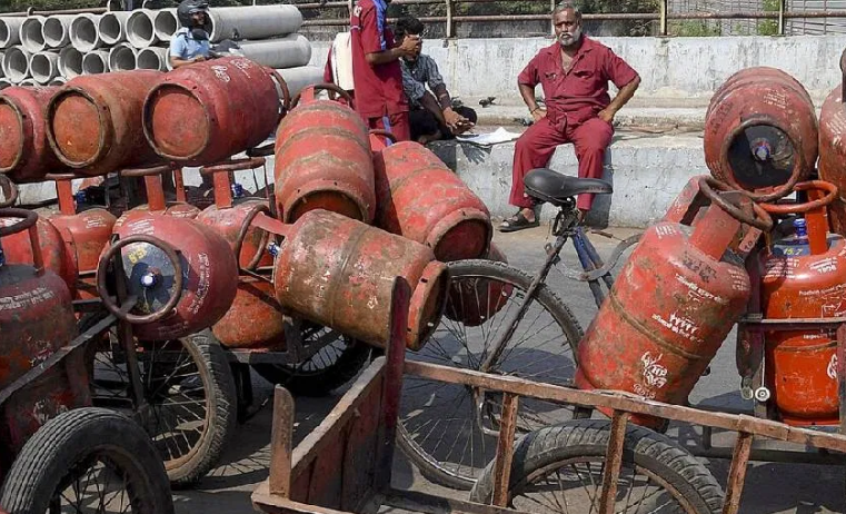 LPG संकट गडद! नवीन गॅस कनेक्शनवर तात्पुरती बंदी; मध्यपूर्वेतील तणावाचा भारतातील स्वयंपाक गॅस पुरवठ्यावर थेट परिणाम
