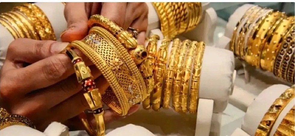 सोने स्वस्त! ताई, बाई, आक्का – आता खरेदीची सुवर्णसंधी! 💰✨