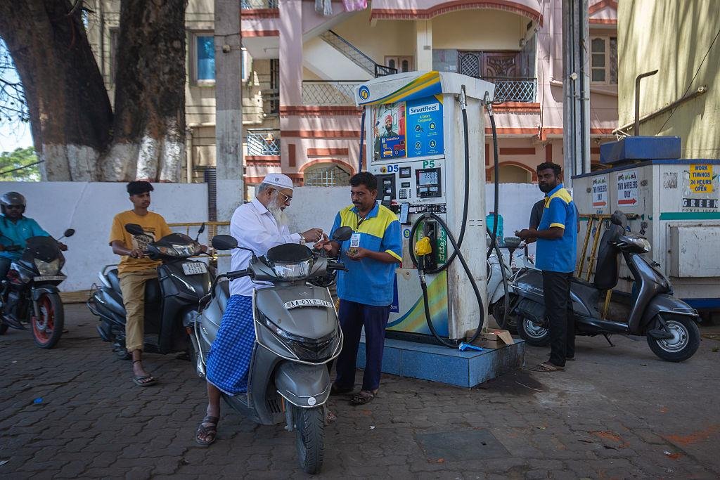 Petrol-Diesel Price Hike : पुन्हा इंधन दरवाढीचा झटका! पुणे, मुंबई, नाशिक, पिंपरी-चिंचवडसह महाराष्ट्रातील शहरांमध्ये पेट्रोल-डिझेलचे नवे दर जाहीर
